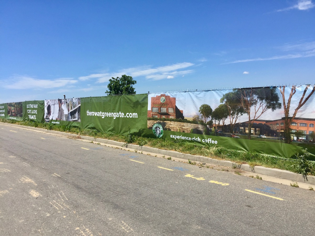 Fence screen with edge to edge custom graphics