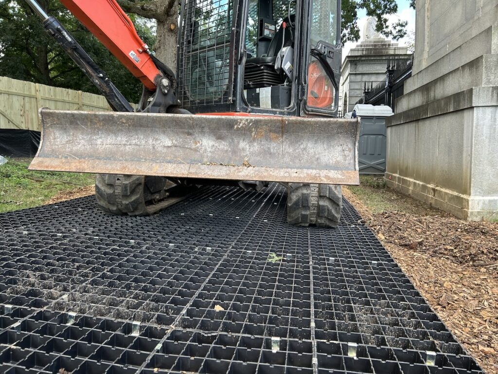 Ground protection mats for heavy equipment